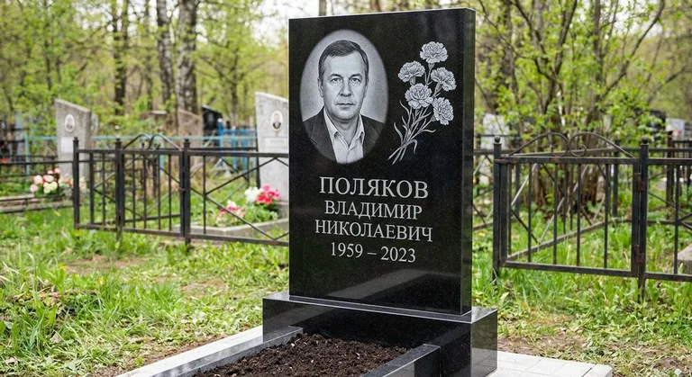 Памятник с гравировкой гвоздик — выполненная работа «Поляков» в Магнитогорске