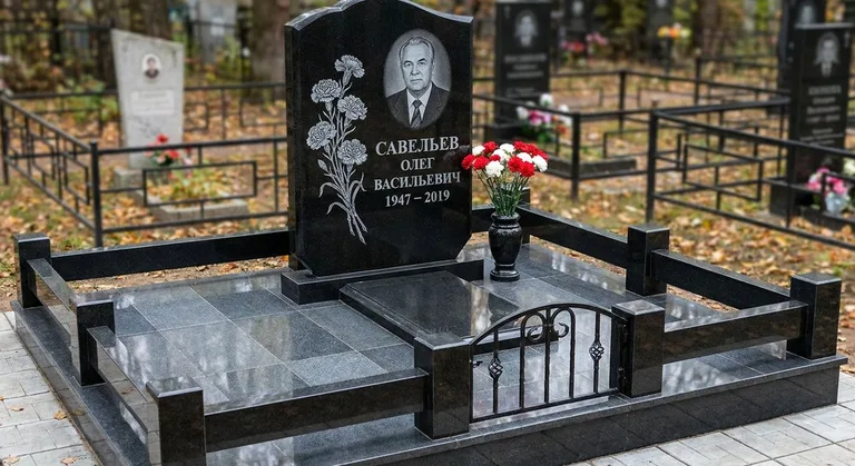 Памятник с гравировкой гвоздик — выполненная работа «Савельев» в Магнитогорске