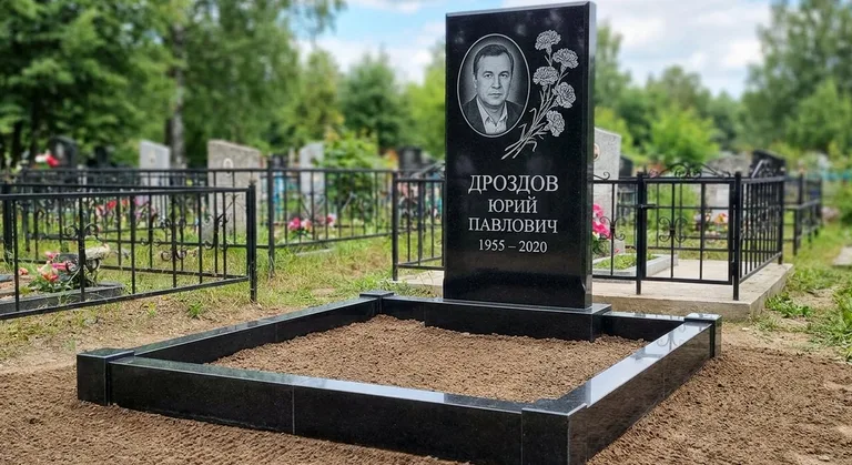 Памятник с гравировкой гвоздик — выполненная работа «Дроздов» в Магнитогорске