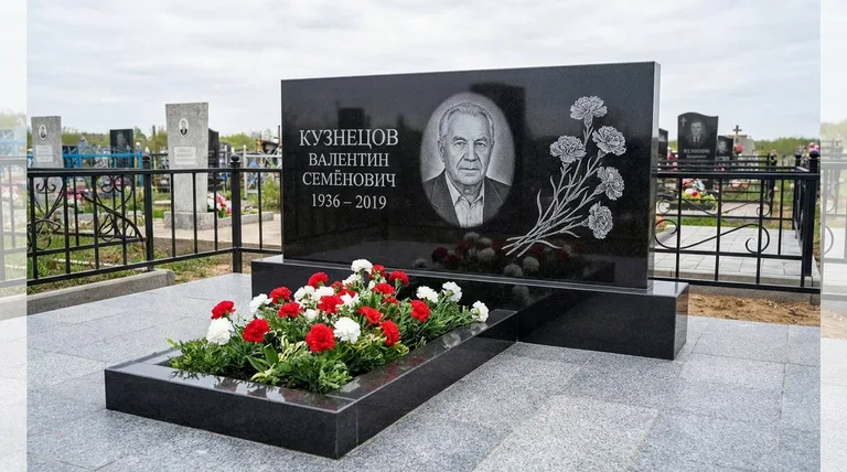 Памятник с гравировкой гвоздик — выполненная работа «Кузнецов» в Магнитогорске
