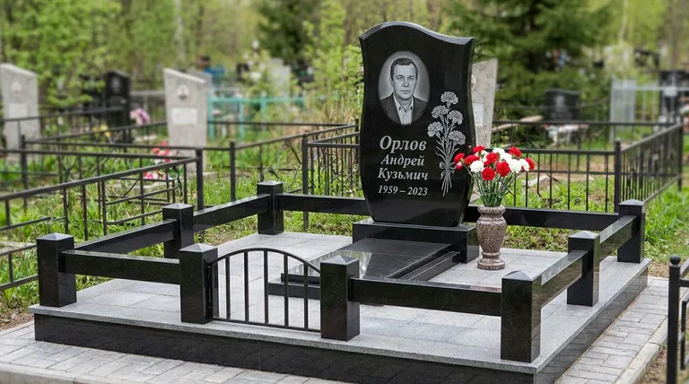 Памятник с гравировкой гвоздик — выполненная работа «Орлов» в Магнитогорске