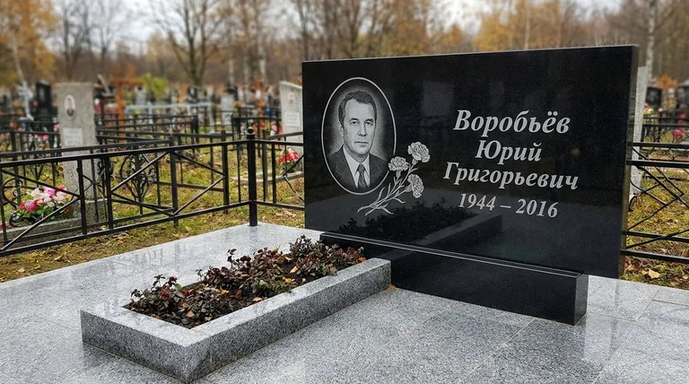 Памятник с гравировкой гвоздик — выполненная работа «Воробьёв» в Магнитогорске