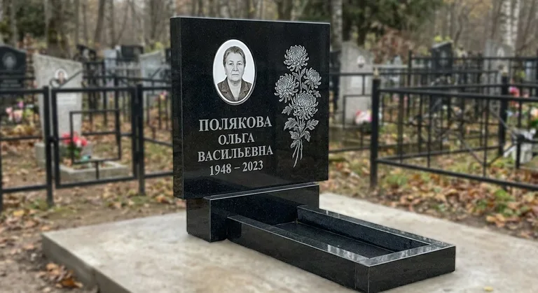 Памятник с гравировкой хризантем — выполненная работа «Полякова» в Магнитогорске