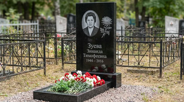 Памятник с гравировкой хризантем — выполненная работа «Зуева» в Магнитогорске
