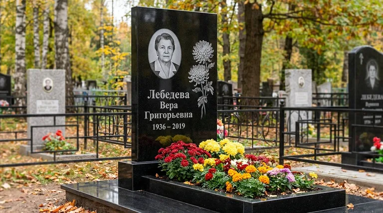Памятник с гравировкой хризантем — выполненная работа «Лебедева» в Магнитогорске