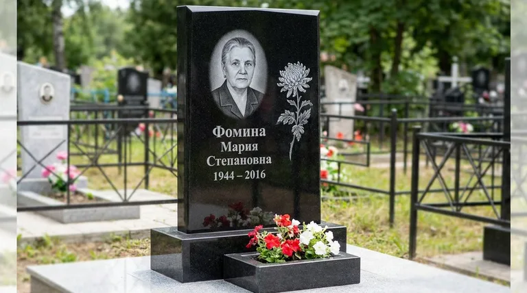 Памятник с гравировкой хризантем — выполненная работа «Фомина» в Магнитогорске