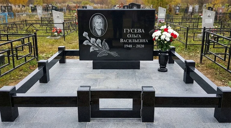 Памятник с гравировкой калл — выполненная работа «Гусева» в Магнитогорске