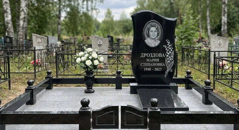 Памятник с гравировкой ландышей — выполненная работа «Дроздова» в Магнитогорске