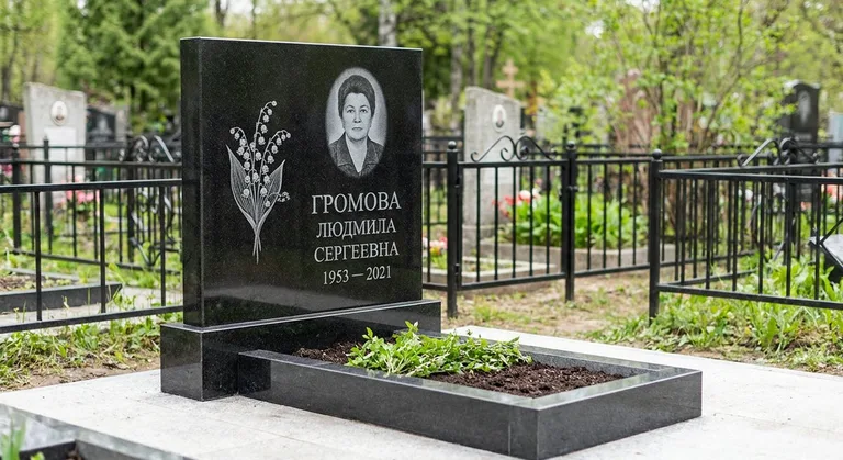 Памятник с гравировкой ландышей — выполненная работа «Громова» в Магнитогорске