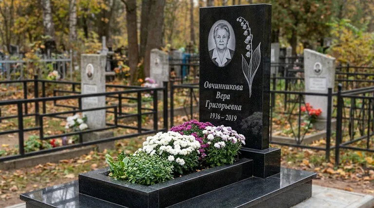 Памятник с гравировкой ландышей — выполненная работа «Овчинникова» в Магнитогорске