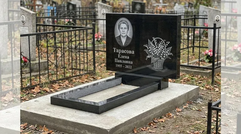 Памятник с гравировкой ландышей — выполненная работа «Тарасова» в Магнитогорске