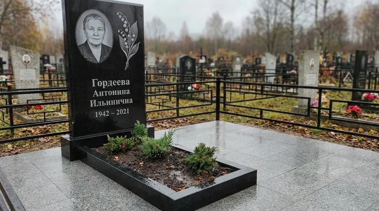 Памятник с гравировкой ландышей — выполненная работа «Гордеева» в Магнитогорске