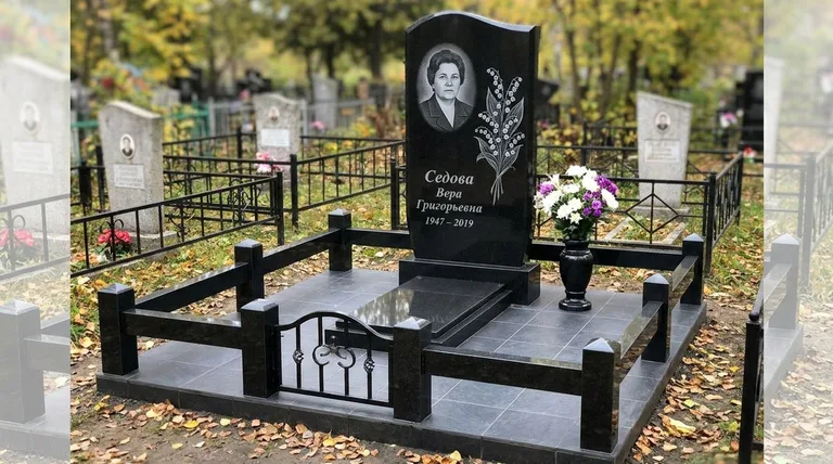 Памятник с гравировкой ландышей — выполненная работа «Седова» в Магнитогорске