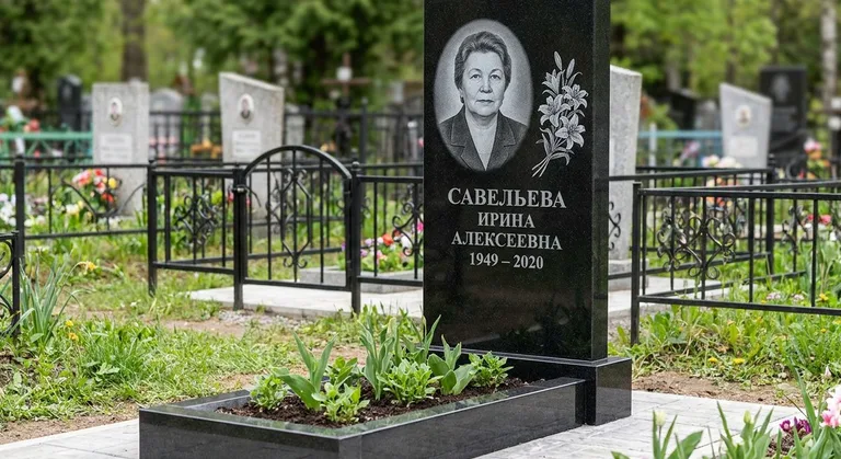 Памятник с гравировкой лилий — выполненная работа «Савельева» в Магнитогорске