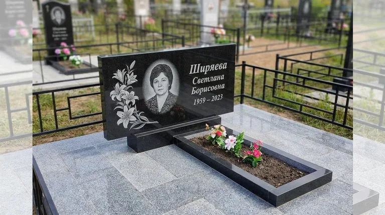 Памятник с гравировкой лилий — выполненная работа «Ширяева» в Магнитогорске