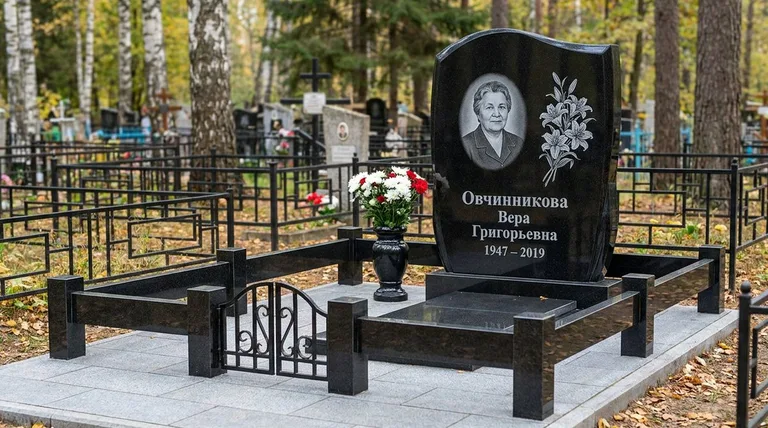 Памятник с гравировкой лилий — выполненная работа «Овчинникова» в Магнитогорске
