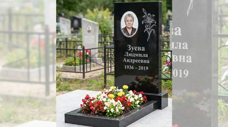 Памятник с гравировкой лилий — выполненная работа «Зуева» в Магнитогорске