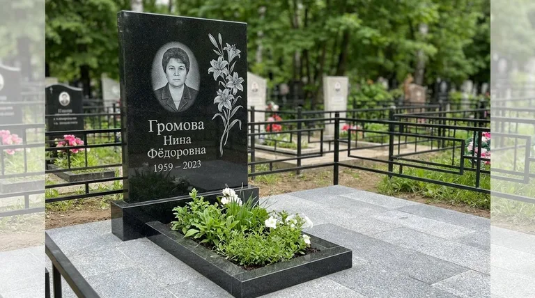 Памятник с гравировкой лилий — выполненная работа «Громова» в Магнитогорске