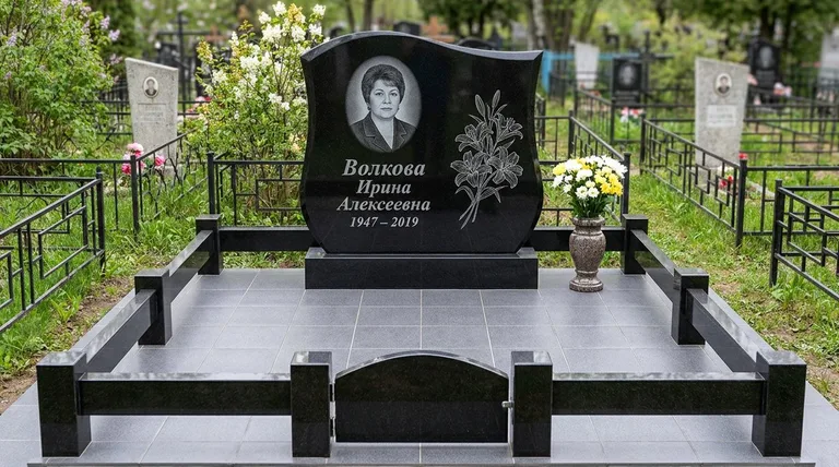 Памятник с гравировкой лилий — выполненная работа «Волкова» в Магнитогорске