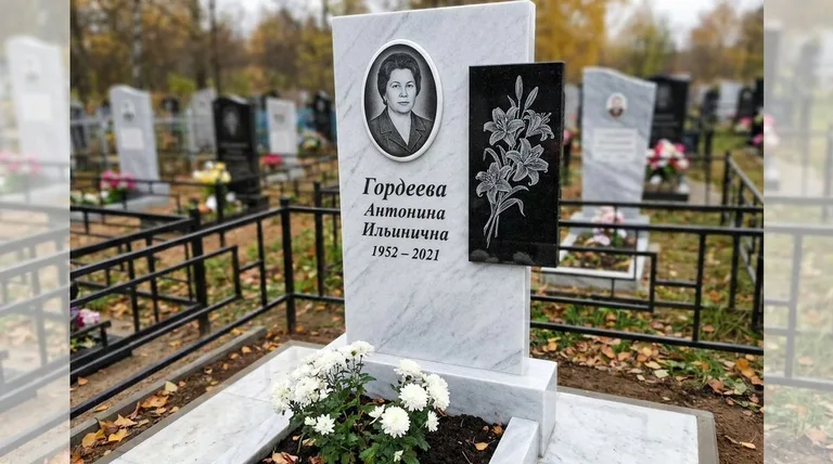 Памятник с гравировкой лилий — выполненная работа «Гордеева» в Магнитогорске