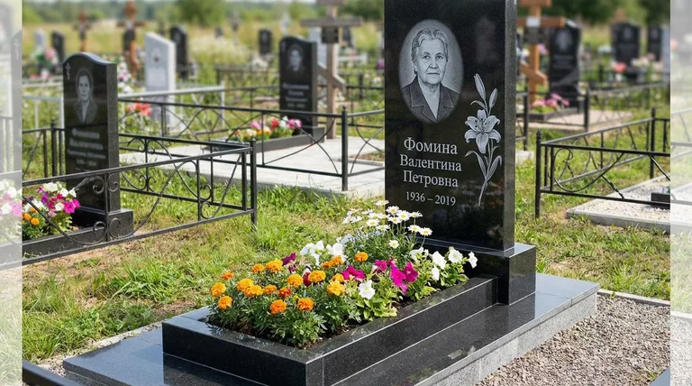 Памятник с гравировкой лилий — выполненная работа «Фомина» в Магнитогорске