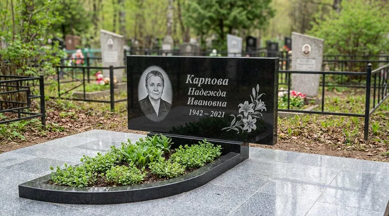 Памятник с гравировкой лилий — выполненная работа «Карпова» в Магнитогорске