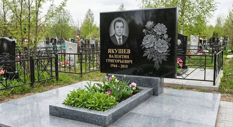 Памятник с гравировкой пионов — выполненная работа «Якушев» в Магнитогорске