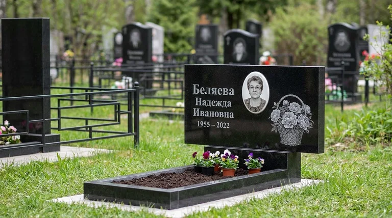 Памятник с гравировкой пионов — выполненная работа «Беляева» в Магнитогорске