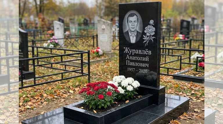 Памятник с гравировкой пионов — выполненная работа «Журавлёв» в Магнитогорске