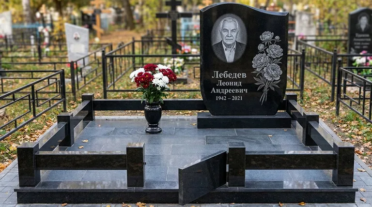 Памятник с гравировкой пионов — выполненная работа «Лебедев» в Магнитогорске
