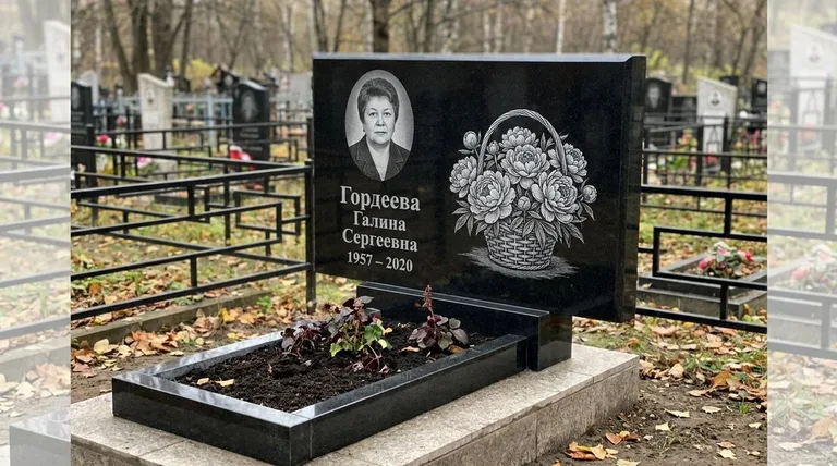 Памятник с гравировкой пионов — выполненная работа «Гордеева» в Магнитогорске