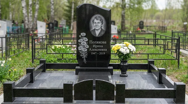 Памятник с гравировкой ромашек — выполненная работа «Полякова» в Магнитогорске
