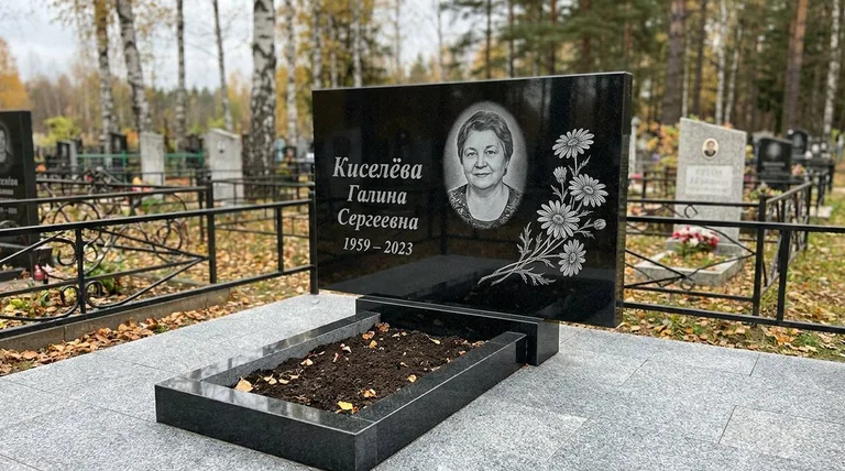 Памятник с гравировкой ромашек — выполненная работа «Киселёва» в Магнитогорске