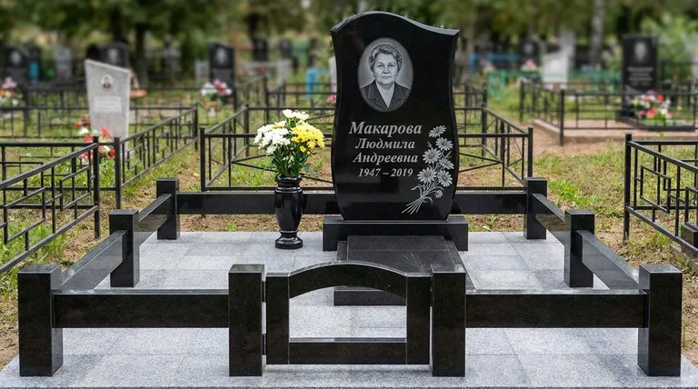 Памятник с гравировкой ромашек — выполненная работа «Макарова» в Магнитогорске