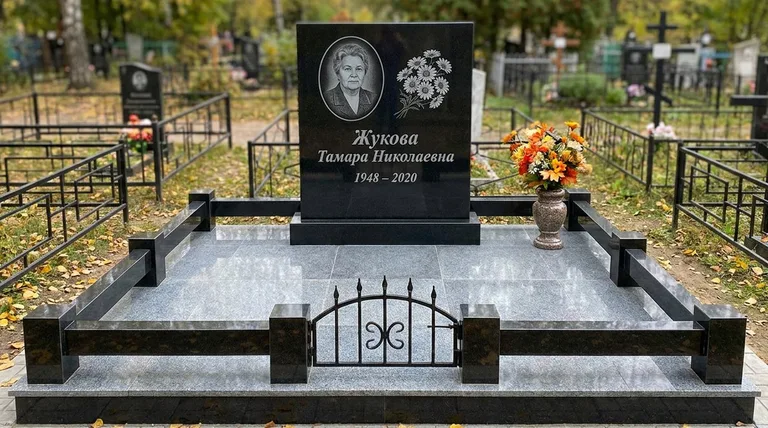 Памятник с гравировкой ромашек — выполненная работа «Жукова» в Магнитогорске