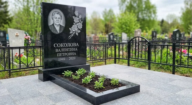 Памятник с гравировкой роз — выполненная работа «Соколова» в Магнитогорске