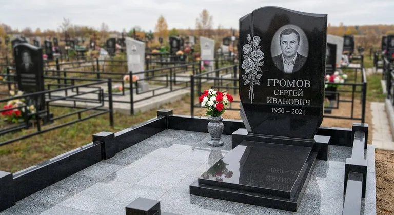 Памятник с гравировкой роз — выполненная работа «Громов» в Магнитогорске