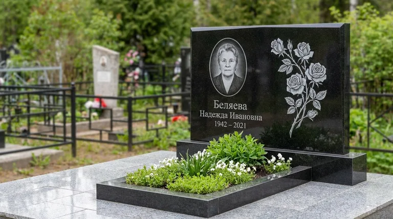 Памятник с гравировкой роз — выполненная работа «Беляева» в Магнитогорске