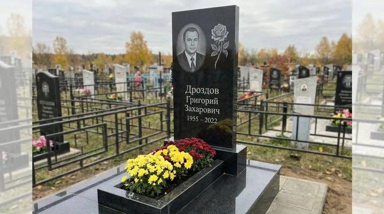 Памятник с гравировкой роз — выполненная работа «Дроздов» в Магнитогорске