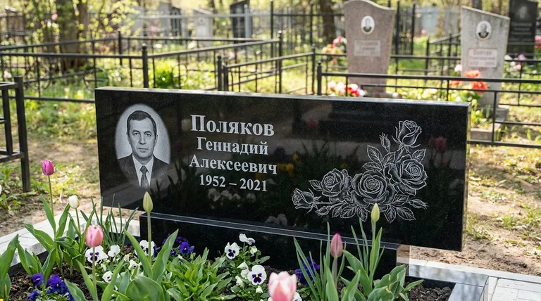 Памятник с гравировкой роз — выполненная работа «Поляков» в Магнитогорске