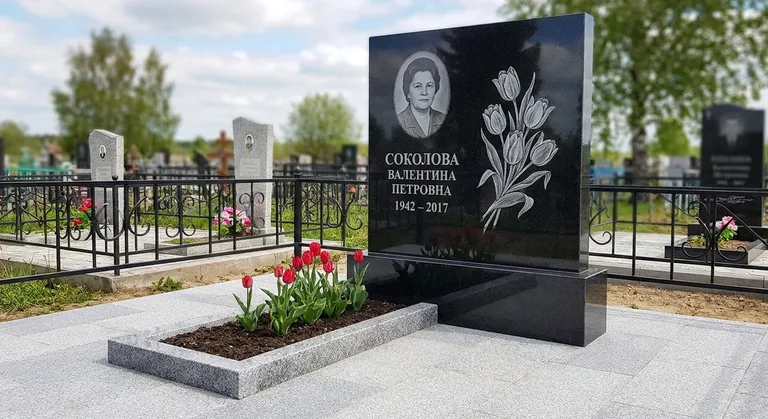 Памятник с гравировкой тюльпанов — выполненная работа «Соколова» в Магнитогорске