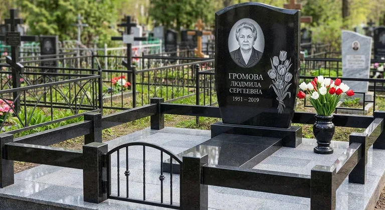 Памятник с гравировкой тюльпанов — выполненная работа «Громова» в Магнитогорске