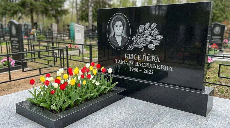 Памятник с гравировкой тюльпанов — выполненная работа «Киселёва» в Магнитогорске