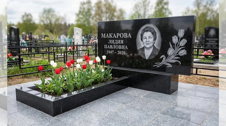 Памятник с гравировкой тюльпанов — выполненная работа «Макарова» в Магнитогорске