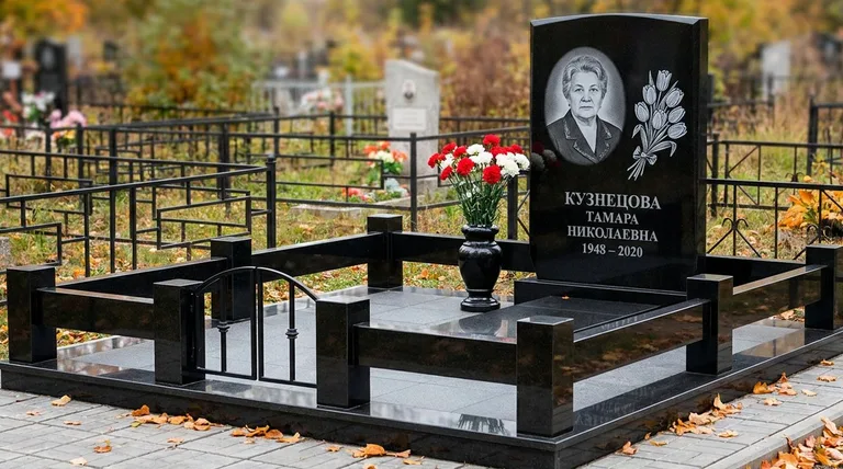 Памятник с гравировкой тюльпанов — выполненная работа «Кузнецова» в Магнитогорске