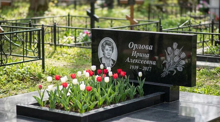 Памятник с гравировкой тюльпанов — выполненная работа «Орлова» в Магнитогорске