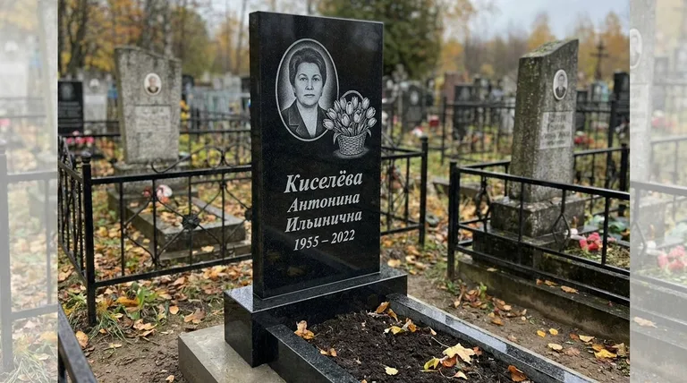 Памятник с гравировкой тюльпанов — выполненная работа «Киселёва» в Магнитогорске