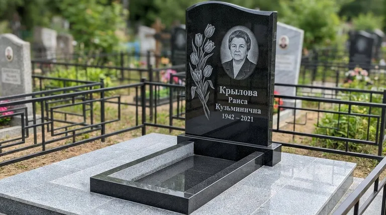 Памятник с гравировкой тюльпанов — выполненная работа «Крылова» в Магнитогорске
