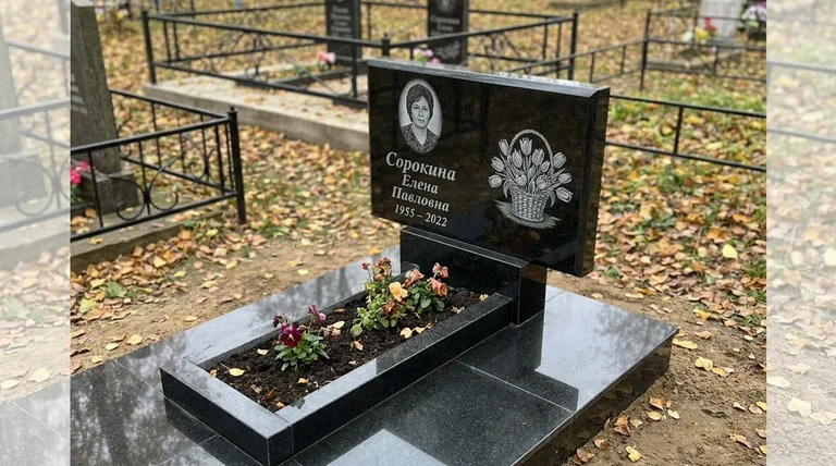 Памятник с гравировкой тюльпанов — выполненная работа «Сорокина» в Магнитогорске