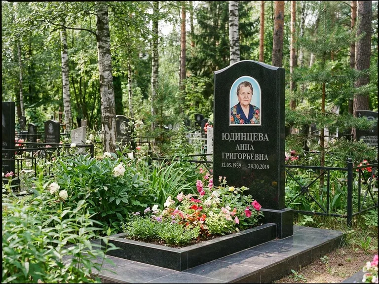 Овальный портрет на памятнике весной в Магнитогорске